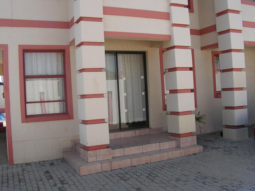 Moshitametsi Guesthouse Kempton Park Eksteriør billede