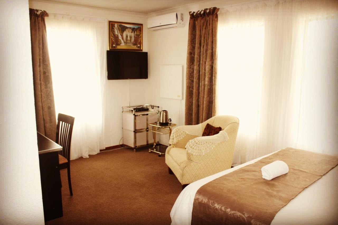 Moshitametsi Guesthouse Kempton Park Eksteriør billede